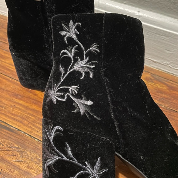 Black velvet ankle booties - Picture 2 of 4